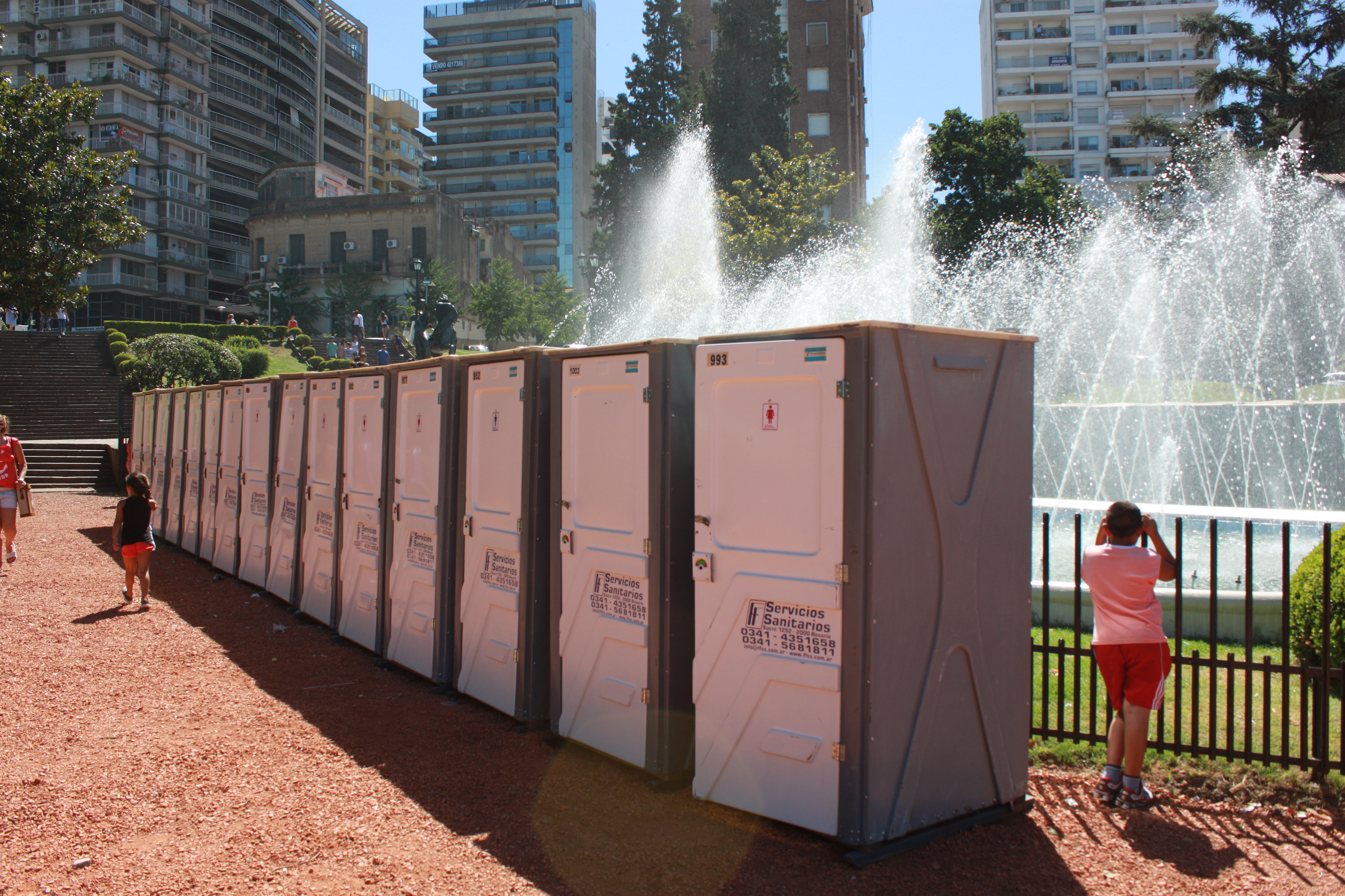 Baños portátiles instalados en eventos al aire libre